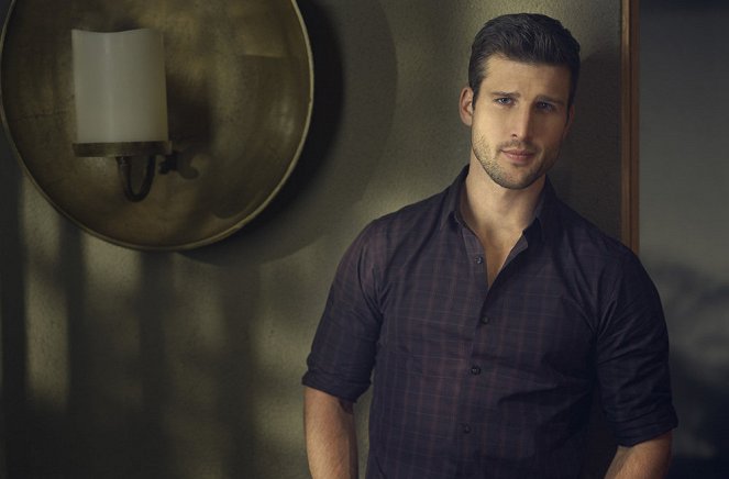 Imposters - Promokuvat - Parker Young