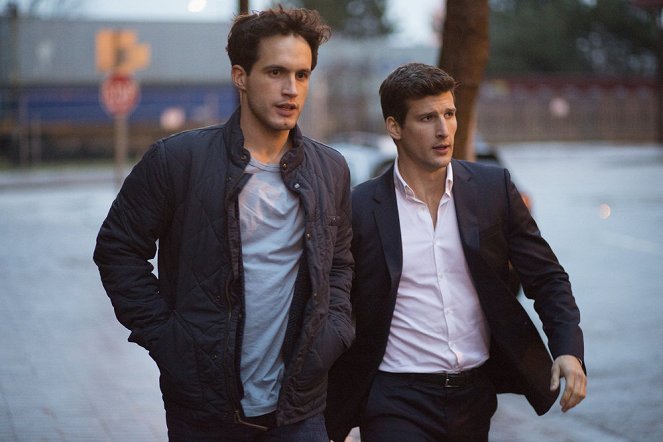 Imposters - Season 1 - My So-Called Wife - Photos - Rob Heaps, Parker Young