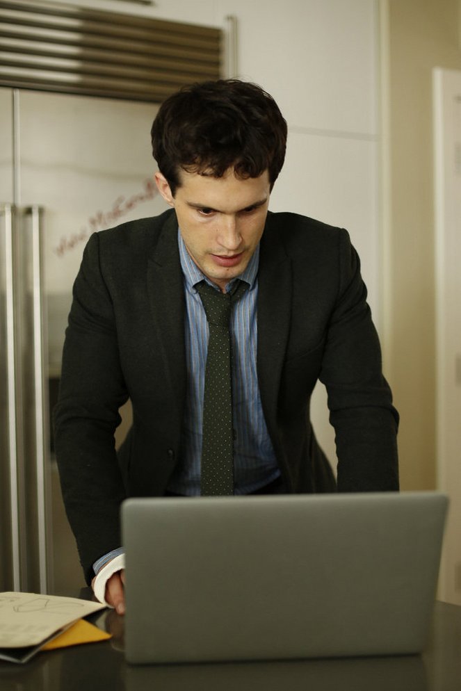 Imposters - Season 1 - My So-Called Wife - Photos - Rob Heaps