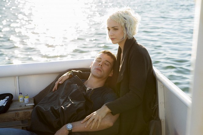 Sense8 - Season 1 - Photos - Brian J. Smith, Tuppence Middleton