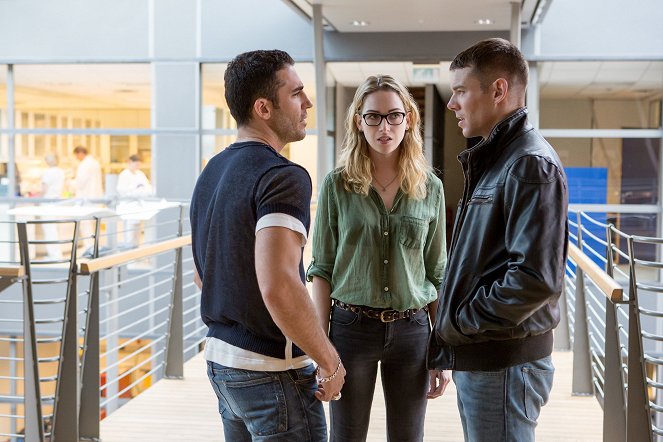 Sense8 - Season 1 - Photos - Miguel Ángel Silvestre, Jamie Clayton, Brian J. Smith