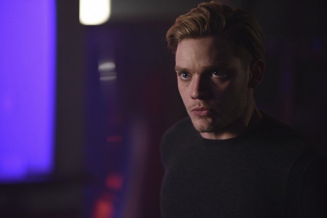 Shadowhunters: The Mortal Instruments - Season 2 - Bound by Blood - Photos - Dominic Sherwood