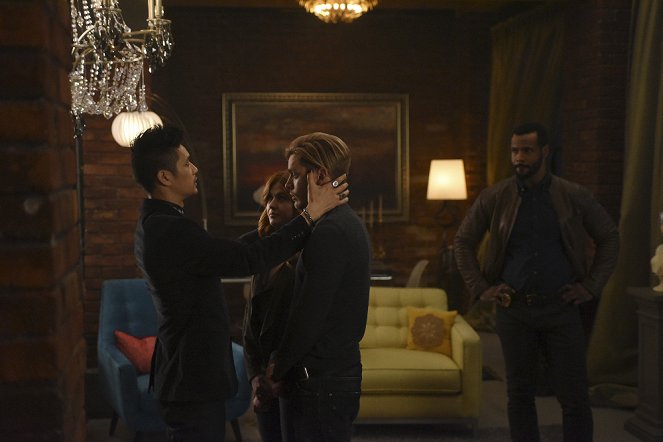 Shadowhunters: The Mortal Instruments - Season 2 - By the Light of Dawn - Kuvat elokuvasta - Harry Shum Jr., Katherine McNamara, Dominic Sherwood