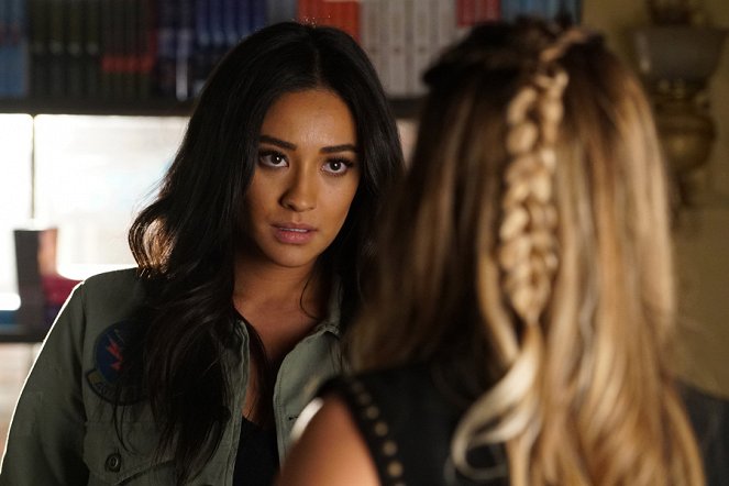 Pretty Little Liars - Season 7 - The Talented Mr. Rollins - Photos - Shay Mitchell