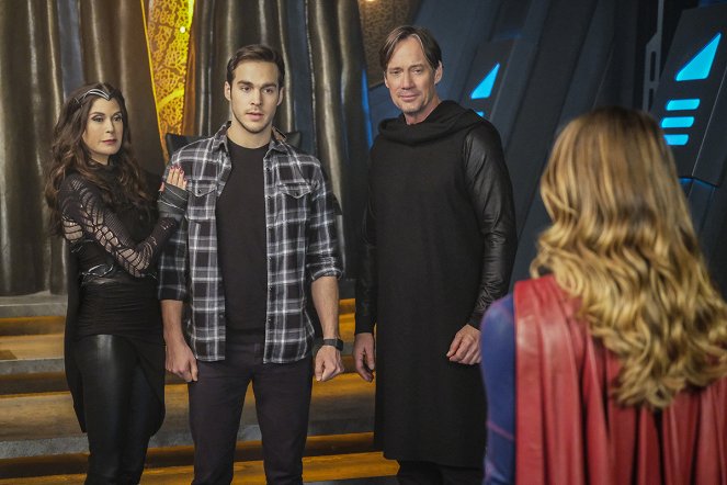 Supergirl - Todo en contra - De la película - Teri Hatcher, Chris Wood, Kevin Sorbo, Melissa Benoist