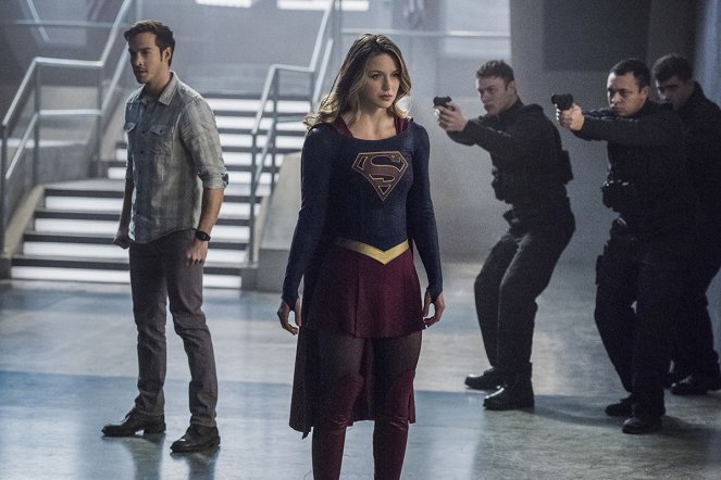 Supergirl - Todo en contra - De la película - Chris Wood, Melissa Benoist