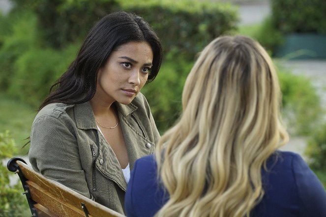 Pretty Little Liars - Exes and OMGs - Van film - Shay Mitchell