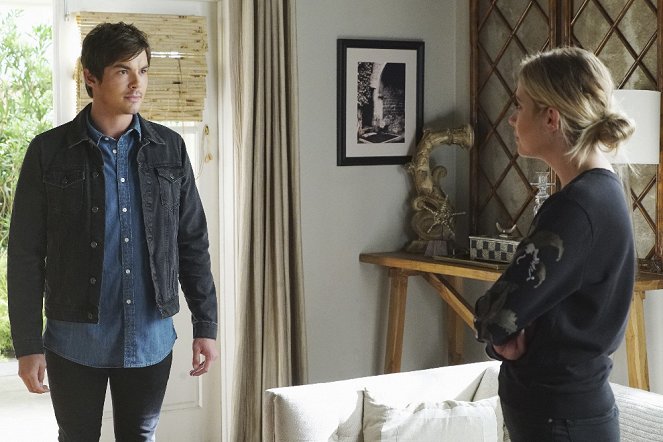 Pretty Little Liars - Season 7 - The DArkest Knight - Photos - Tyler Blackburn, Ashley Benson