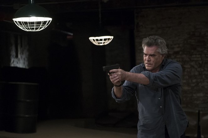 Shades of Blue - Season 2 - Ghost Hunt - Photos - Ray Liotta