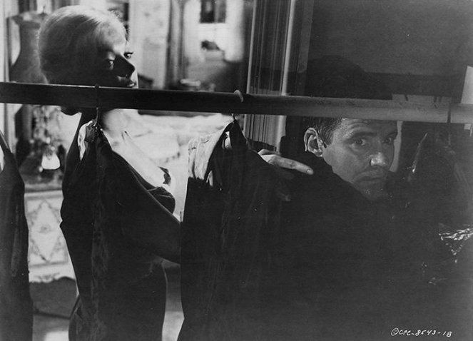 The Notorious Landlady - Z filmu - Kim Novak