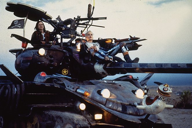 Tank Girl - Filmfotók - Naomi Watts, Lori Petty