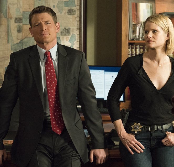 Chicago Justice - Operation Omega - Filmfotos - Philip Winchester, Joelle Carter