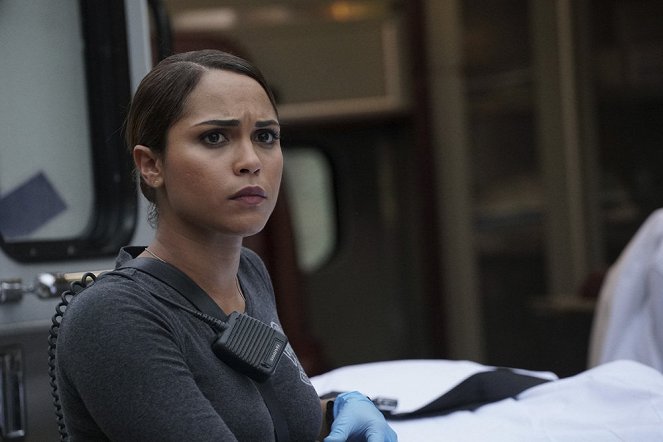 Chicago Fire - Nobody Else Is Dying Today - Van film - Monica Raymund