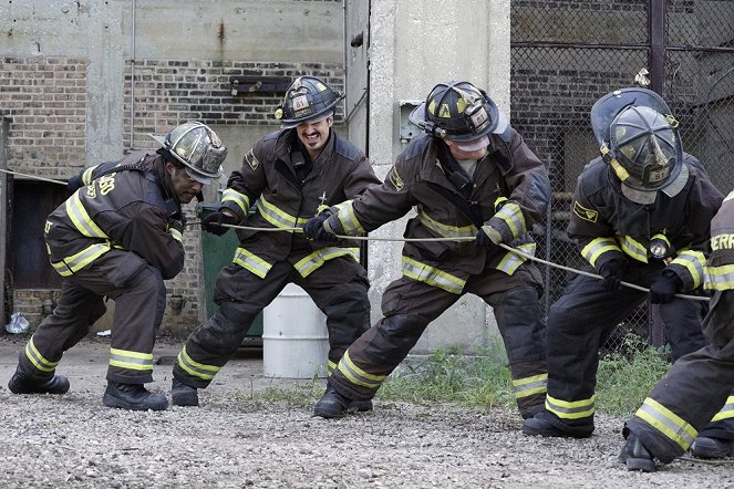 Chicago Fire - Nobody Else Is Dying Today - Photos - Eamonn Walker, Yuriy Sardarov
