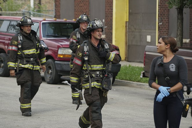 Chicago Fire - Nobody Else Is Dying Today - Do filme - Joe Minoso, Taylor Kinney, Randy Flagler, Monica Raymund