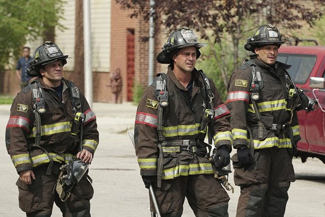 Chicago Fire - Nobody Else Is Dying Today - Photos - Taylor Kinney, Joe Minoso