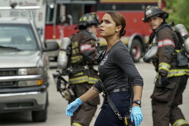 Chicago Fire - Nikt więcej nie umrze - Z filmu - Monica Raymund