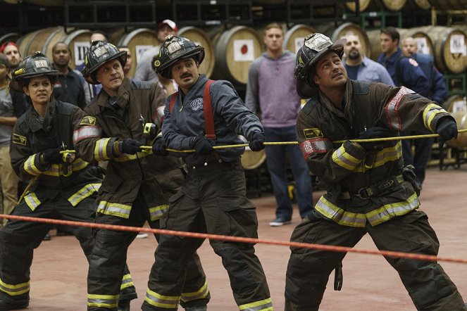 Chicago Fire - Die Überlebenden - Filmfotos - Miranda Ray Mayo, Randy Flagler, Yuriy Sardarov, Taylor Kinney