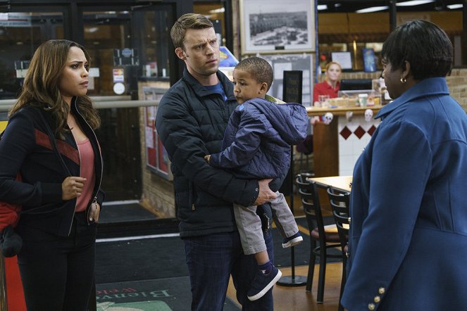 Chicago Fire - Some Make It, Some Don't - Photos - Monica Raymund, Jesse Spencer