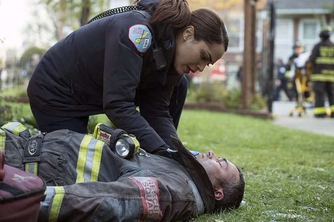 Chicago Fire - The People We Meet - Photos - Monica Raymund, Taylor Kinney