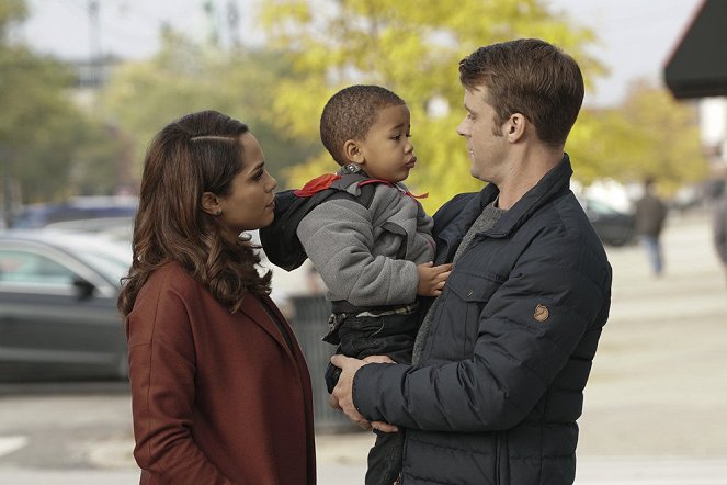 Chicago Fire - The People We Meet - Photos - Monica Raymund, Jesse Spencer