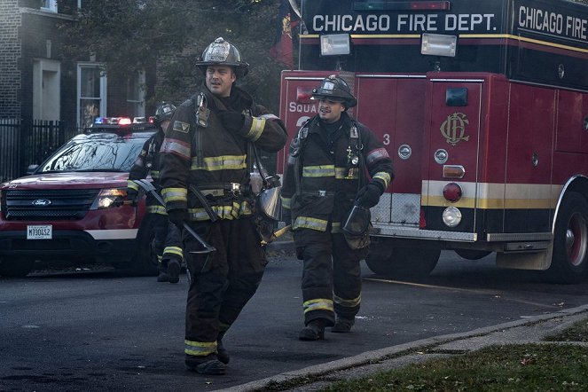 Chicago Fire - Who Lives and Who Dies - Van film - Taylor Kinney, Joe Minoso