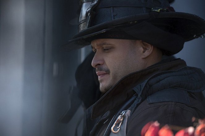 Chicago Fire - Who Lives and Who Dies - Van film - Joe Minoso