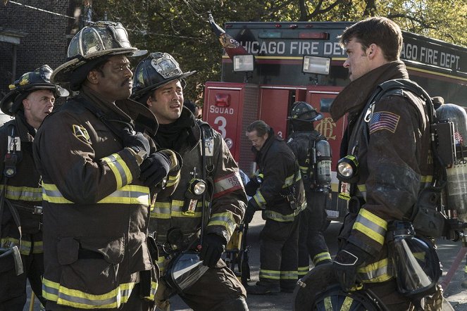 Chicago Fire - Who Lives and Who Dies - Photos - Eamonn Walker, Taylor Kinney, Jesse Spencer