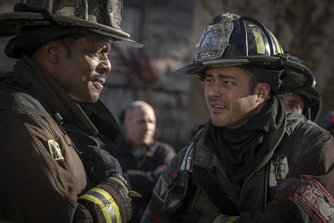 Chicago Fire - Who Lives and Who Dies - Photos - Eamonn Walker, Taylor Kinney