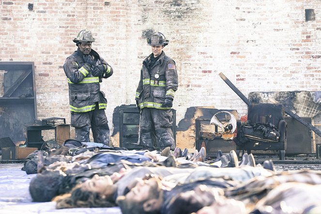 Chicago Fire - Deathtrap - De la película - Eamonn Walker, Jesse Spencer