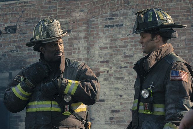 Chicago Fire - Season 5 - Deathtrap - Photos - Eamonn Walker, Jesse Spencer