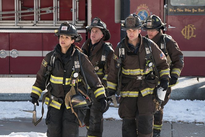 Chicago Fire - Co stało się z Courtney - Z filmu - Miranda Rae Mayo, David Eigenberg, Jesse Spencer