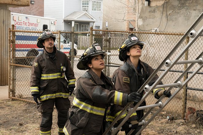 Chicago Fire - Héros du quotidien - Film - Yuriy Sardarov, Monica Raymund, Miranda Rae Mayo