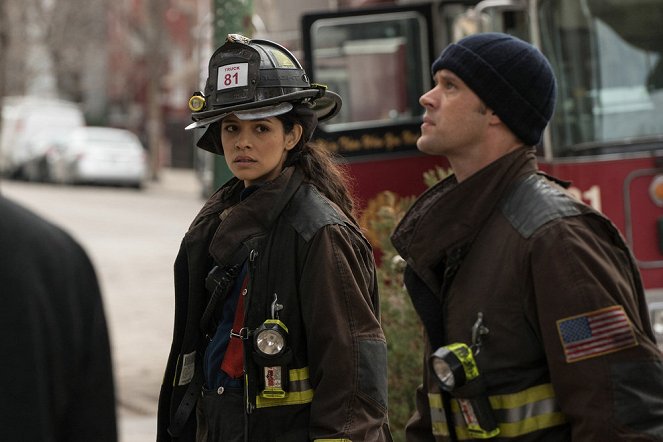 Chicago Fire - Season 4 - Budu chodit - Z filmu - Miranda Rae Mayo, Jesse Spencer