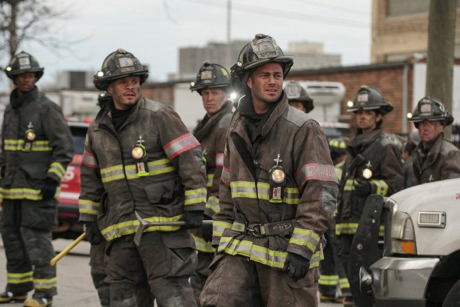 Chicago Fire - Where the Collapse Started - Photos - Joe Minoso, Taylor Kinney