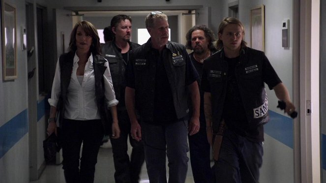 Sons of Anarchy - Season 1 - Pilot - Photos - Katey Sagal, Tommy Flanagan, Ron Perlman, Mark Boone Junior, Charlie Hunnam