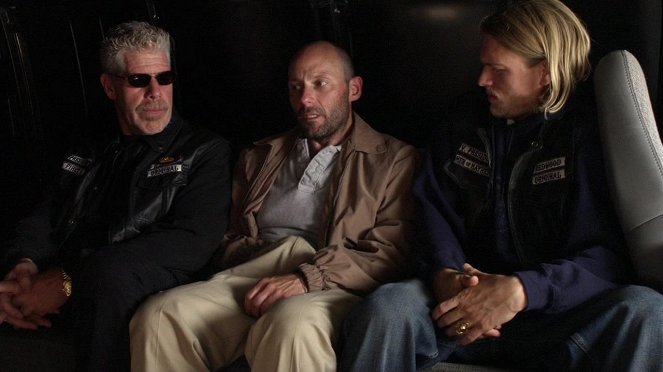 Sons of Anarchy - Giving Back - Photos - Ron Perlman, Michael Ornstein, Charlie Hunnam
