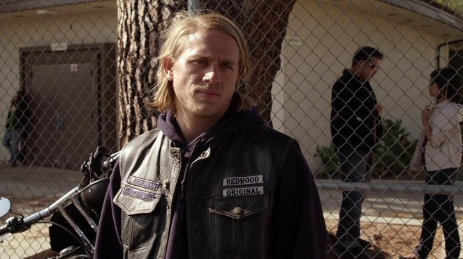 Sons of Anarchy - Giving Back - Van film - Charlie Hunnam