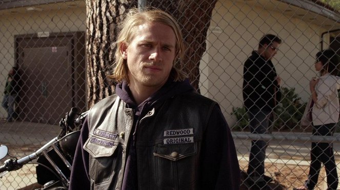 Sons of Anarchy - Season 1 - Giving Back - Photos - Charlie Hunnam