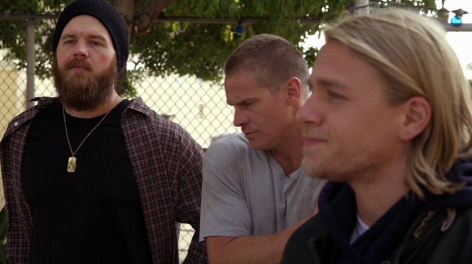 Sons of Anarchy - Giving Back - Van film - Ryan Hurst, Brian Van Holt, Charlie Hunnam