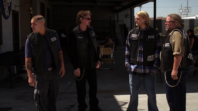 Theo Rossi, Tommy Flanagan, Charlie Hunnam, Mark Boone Junior