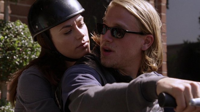 Maggie Siff, Charlie Hunnam