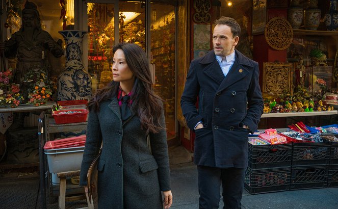 Sherlock és Watson - Kit rejt a maszk? - Filmfotók - Lucy Liu, Jonny Lee Miller