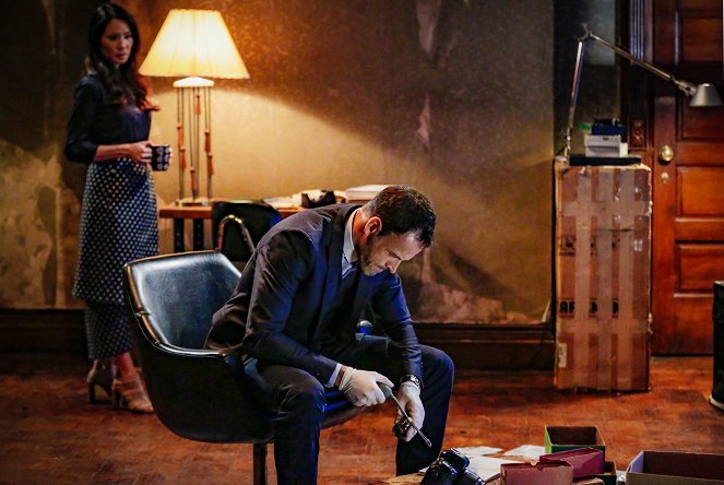 Elementary - Die Fälle des Sherlock Holmes - Season 4 - Aussicht mit Zimmer - Filmfotos - Jonny Lee Miller