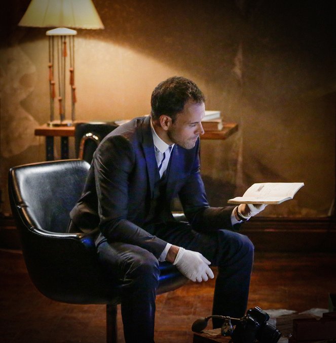 Elementary - A View with a Room - Photos - Jonny Lee Miller