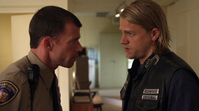 Sons of Anarchy - Alte Knochen - Filmfotos - Taylor Sheridan, Charlie Hunnam