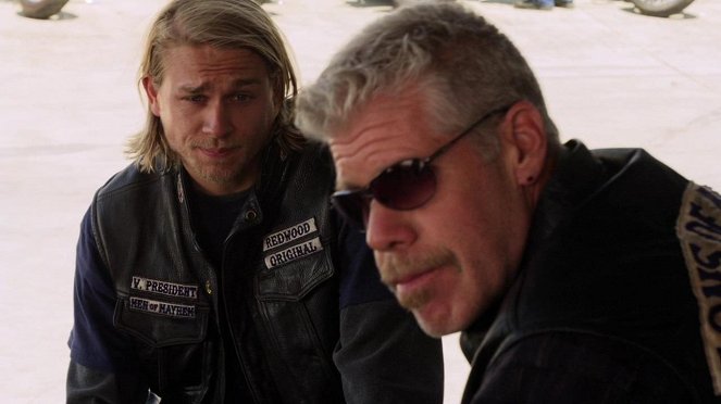 Sons of Anarchy - Alte Knochen - Filmfotos - Charlie Hunnam, Ron Perlman