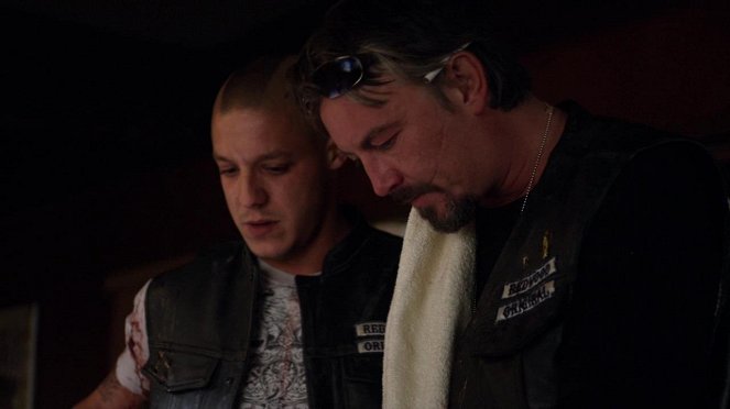 Sons of Anarchy - Season 1 - Hell Followed - Photos - Theo Rossi, Tommy Flanagan