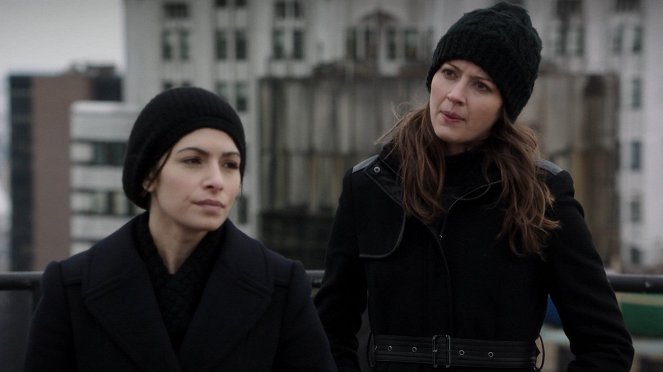 Person of Interest - A House Divided - Van film - Sarah Shahi, Amy Acker
