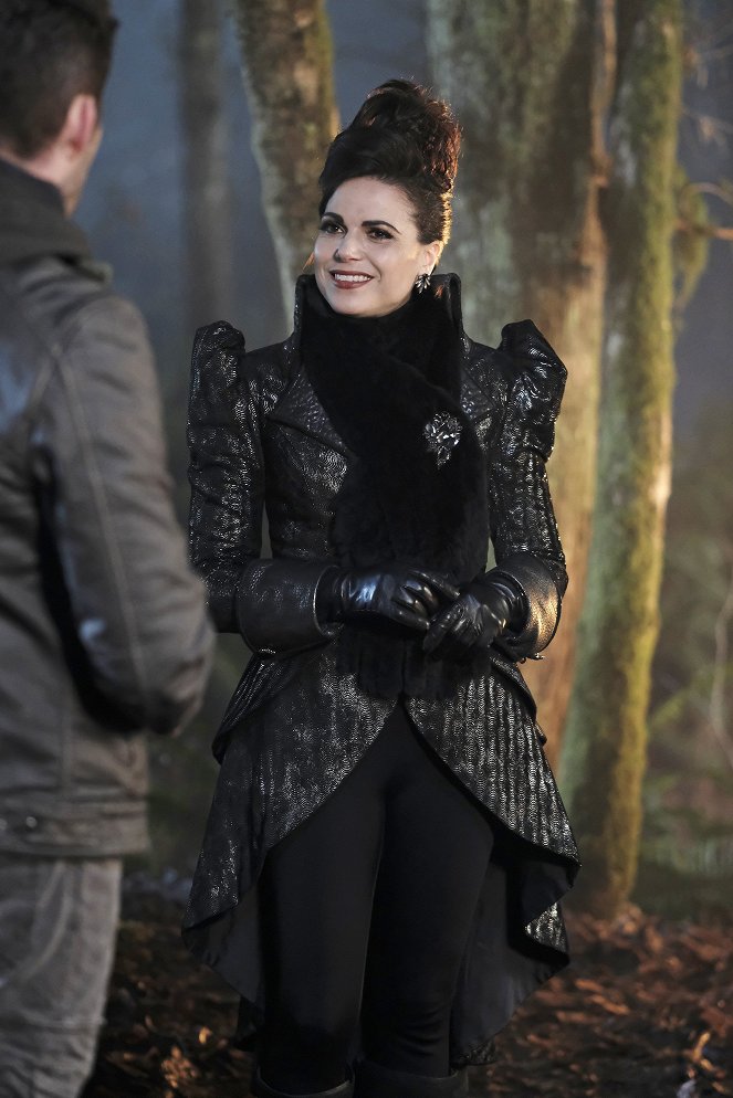 Once Upon a Time - Ill-Boding Patterns - Photos - Lana Parrilla